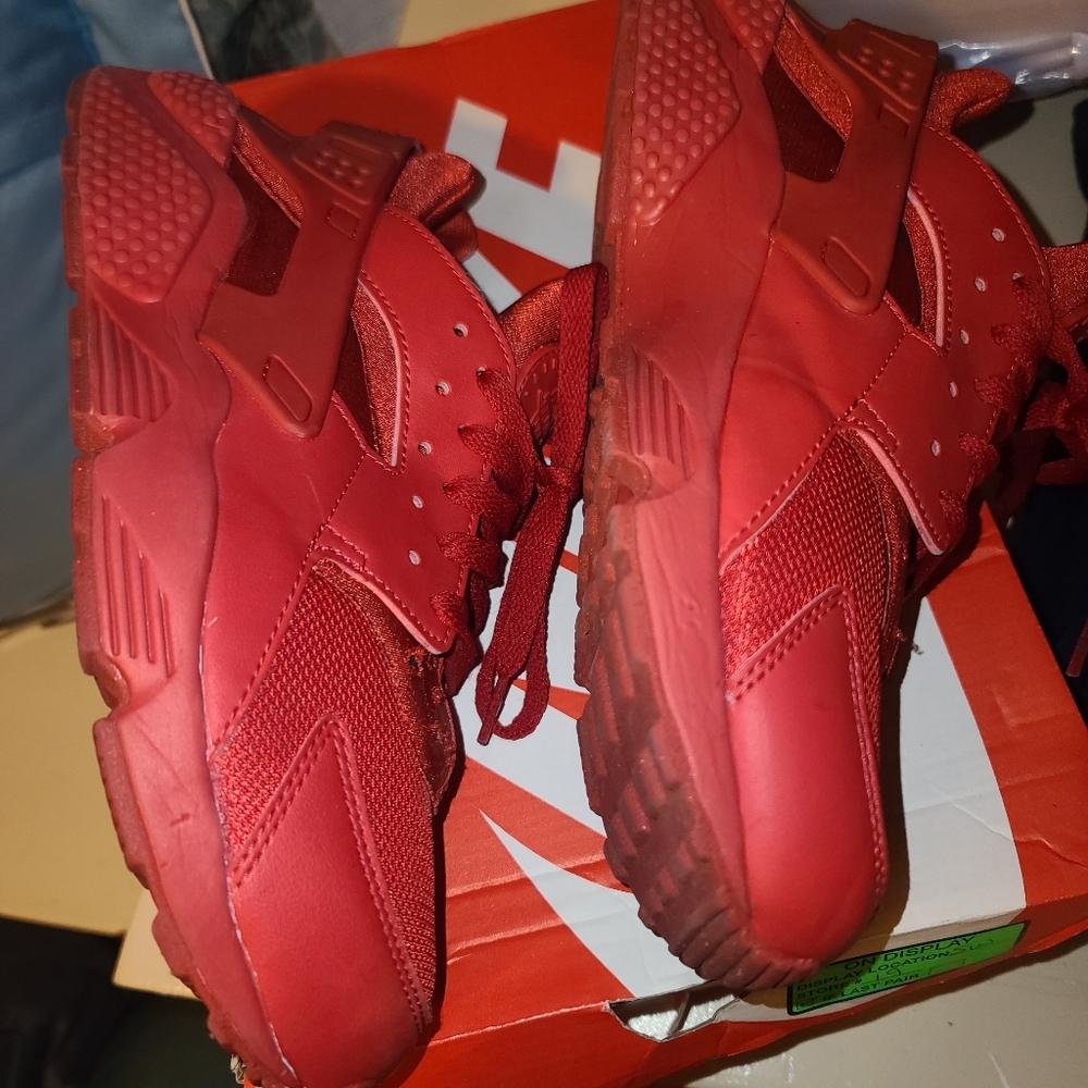 Tennis shoes